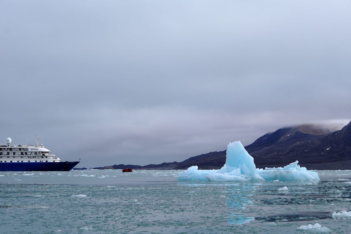 Expeditieschip tussen het ijs op Spitsbergen