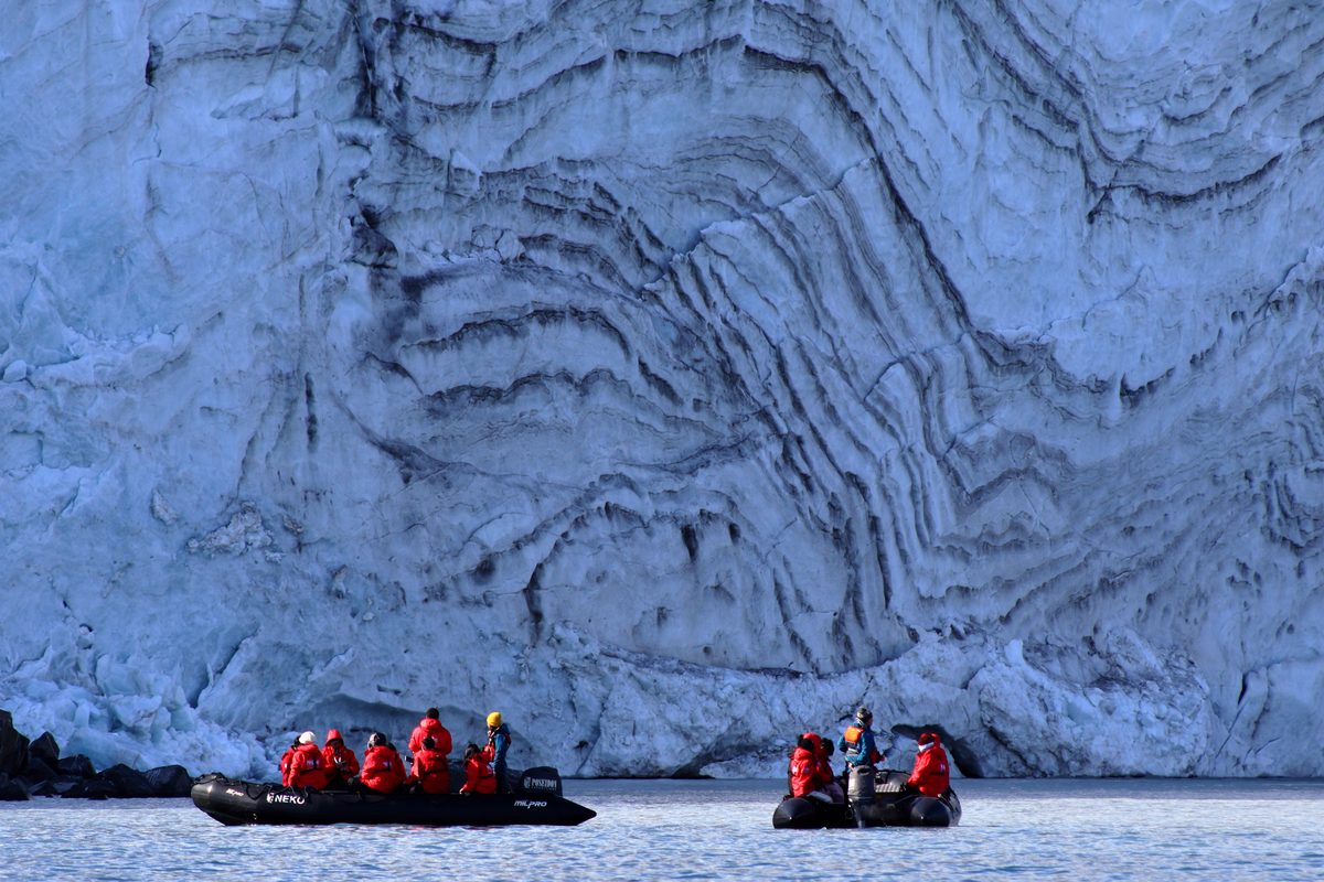 Zodiac onder een gletsjer op Spitsbergen