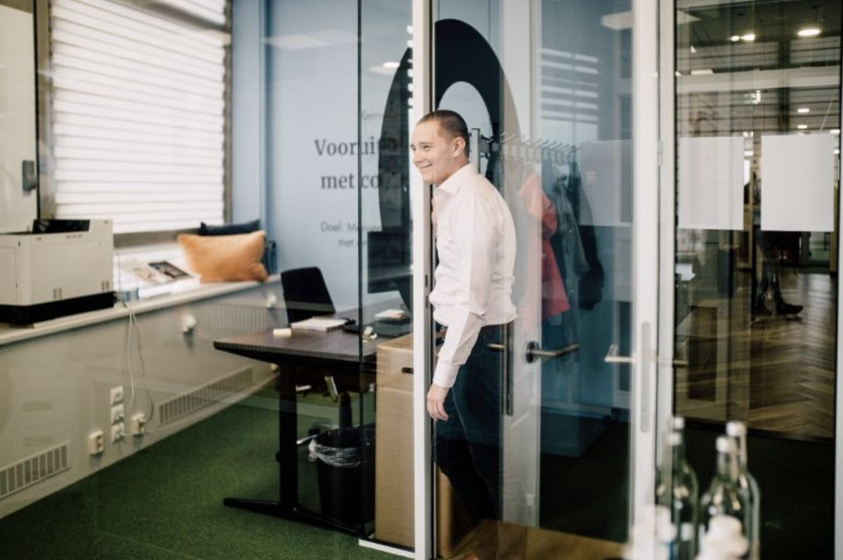 Kevin van Grondelle stapt een vergaderruimte binnen op het kantoor van Onemeeting