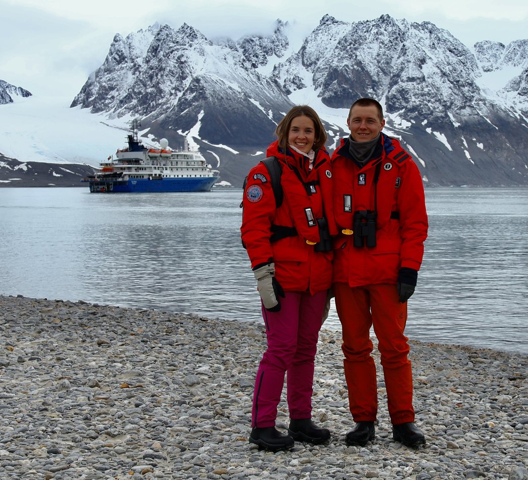 Kevin van Grondelle en Muriël Labahn bij een expeditielanding op Spitsbergen, een expeditieschip achter hen