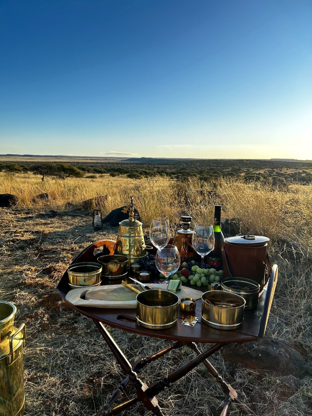 Een sundowner in de bush, opgesteld op locatie bij Maloba